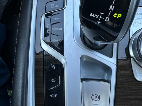 Used 2022 BMW 740i w/ Premium Package image 4