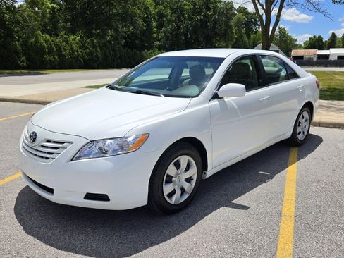 Used 2009 Toyota Camry LE FWD image 1