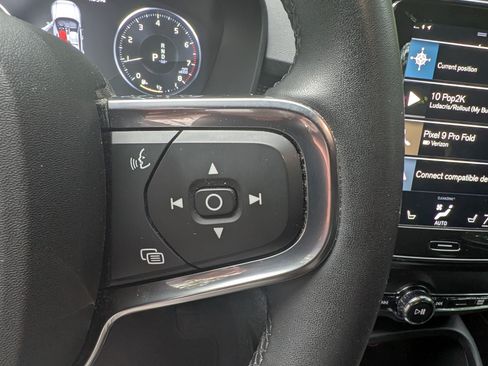 Used 2022 Volvo XC40 T5 R-Design image 15