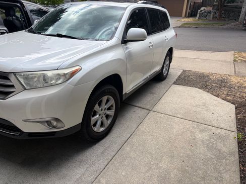 Used 2013 Toyota Highlander SE AWD/4WD image 1