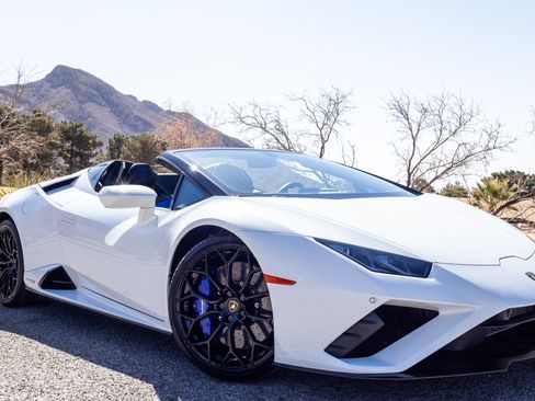 Used 2022 Lamborghini Huracan EVO image 1