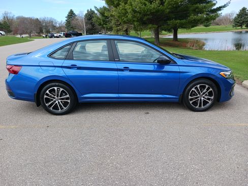 Used 2023 Volkswagen Jetta Sport image 9