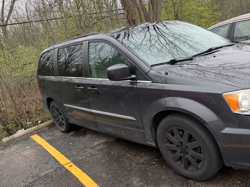 Used 2012 Chrysler Town & Country Touring w/ Entertainment Group #1 FWD image 1