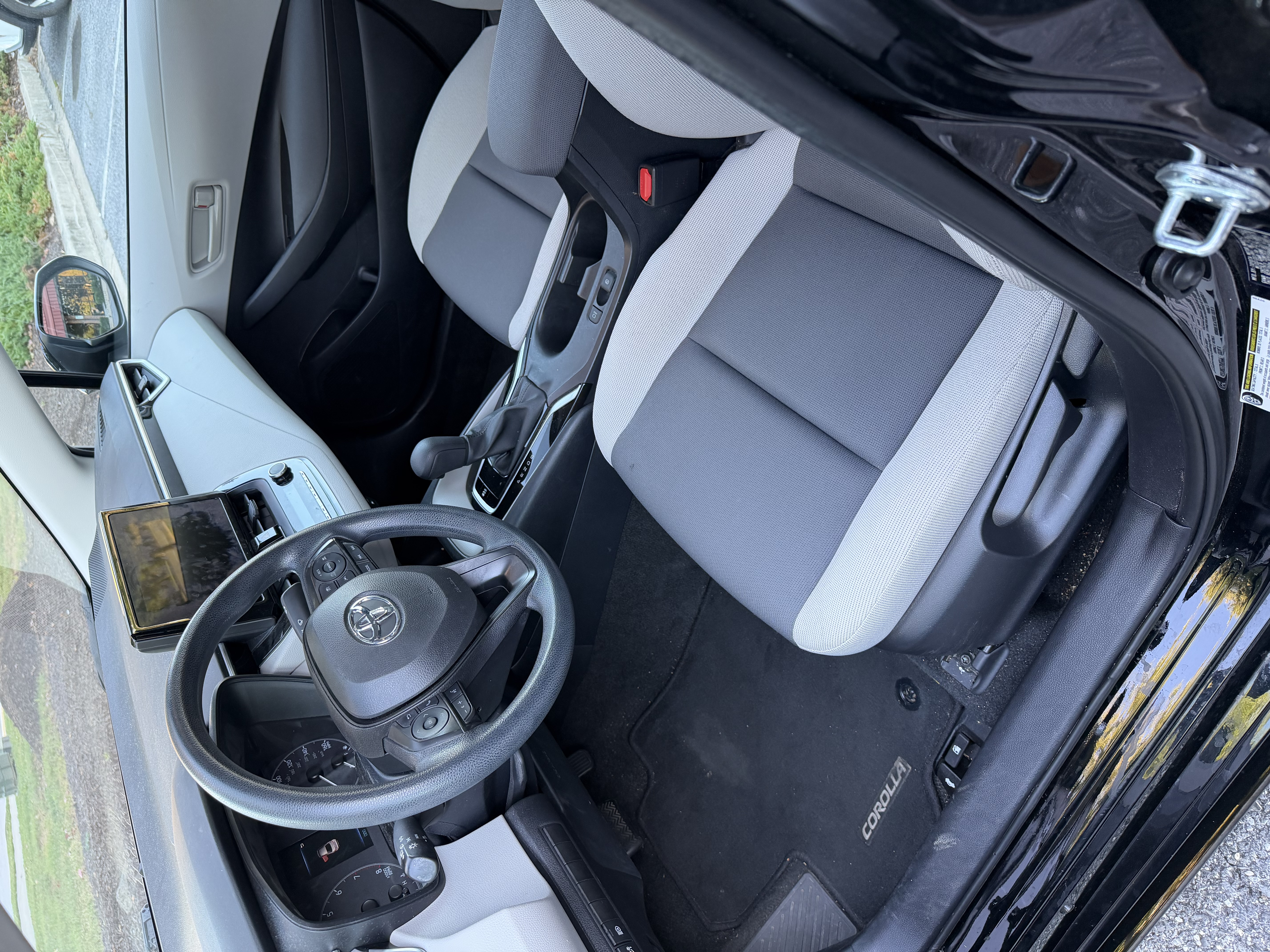 Used 2023 Toyota Corolla LE w/ Carpet Mat Package (TMS) FWD image 9