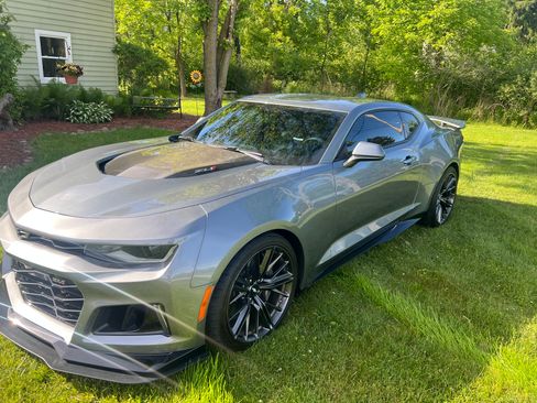 Used 2019 Chevrolet Camaro ZL1 RWD image 2