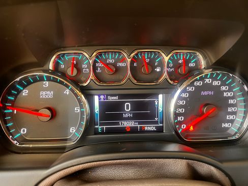 Used 2020 Chevrolet Suburban LT w/ Luxury Package image 8