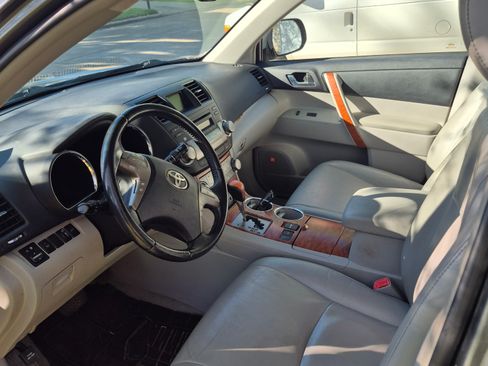 Used 2010 Toyota Highlander Limited image 2