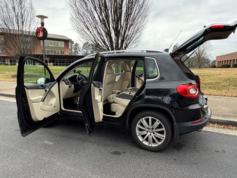Used 2009 Volkswagen Tiguan SE image 9