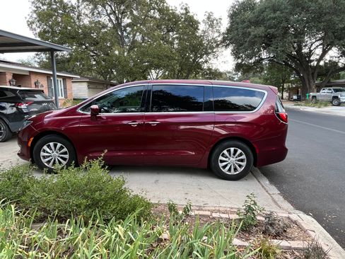 Used 2018 Chrysler Pacifica Touring Plus image 1