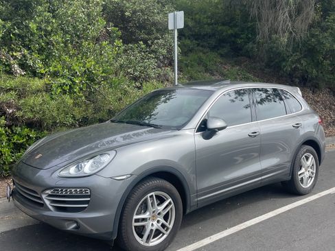 Used 2014 Porsche Cayenne Platinum Edition image 1