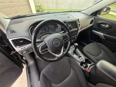 Used 2020 Jeep Cherokee Latitude AWD/4WD image 6
