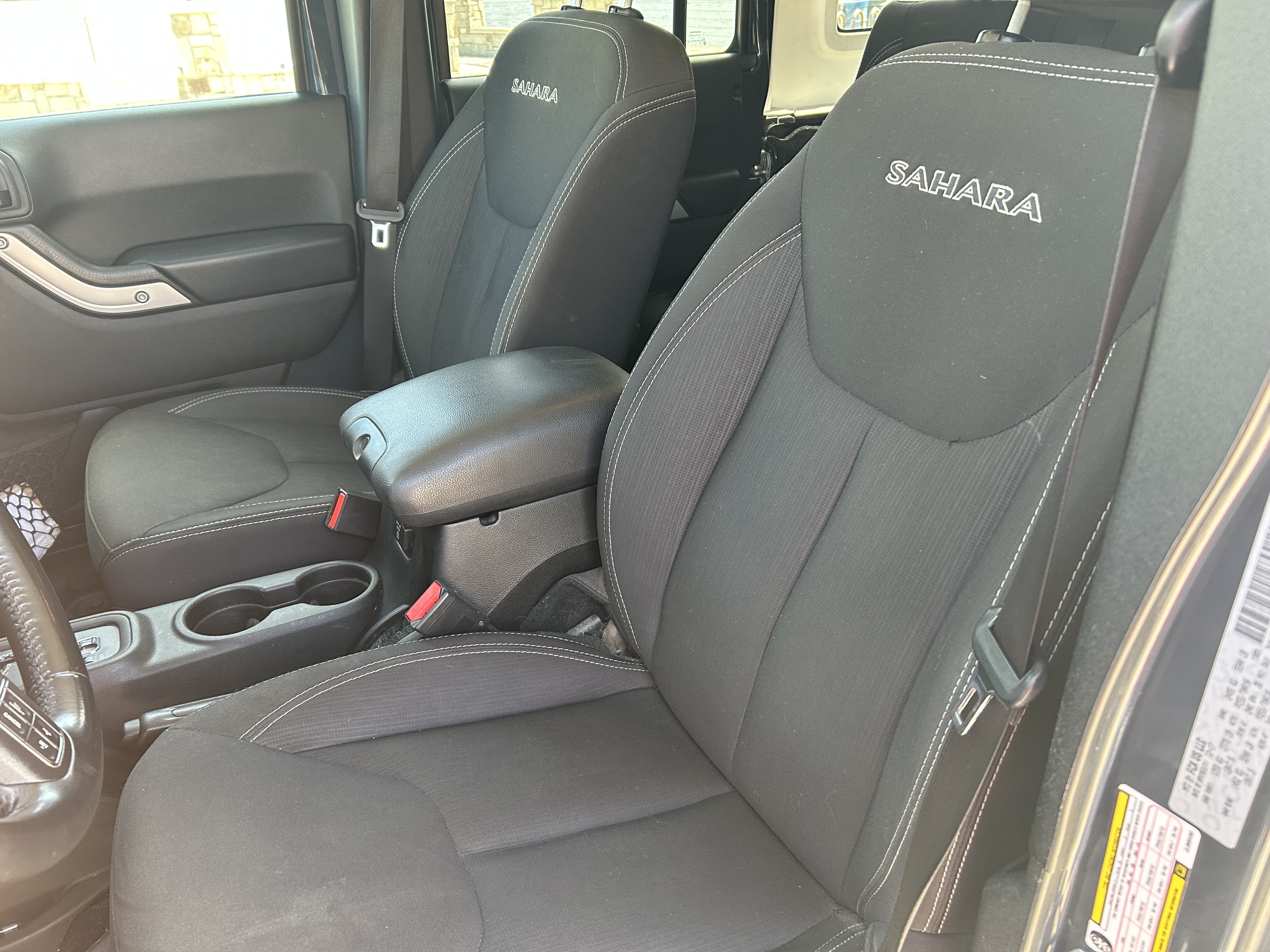 Used 2018 Jeep Wrangler Unlimited Sahara AWD/4WD image 9