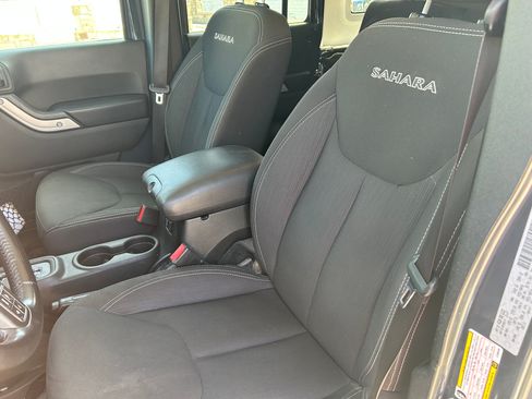 Used 2018 Jeep Wrangler Unlimited Sahara AWD/4WD image 11