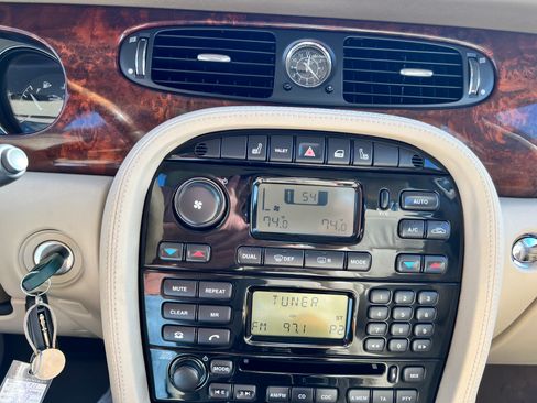 Used 2004 Jaguar XJ8 image 4