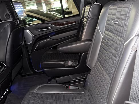 Used 2022 Cadillac Escalade Sport Platinum w/ Heavy-Duty Trailer Package AWD/4WD image 17