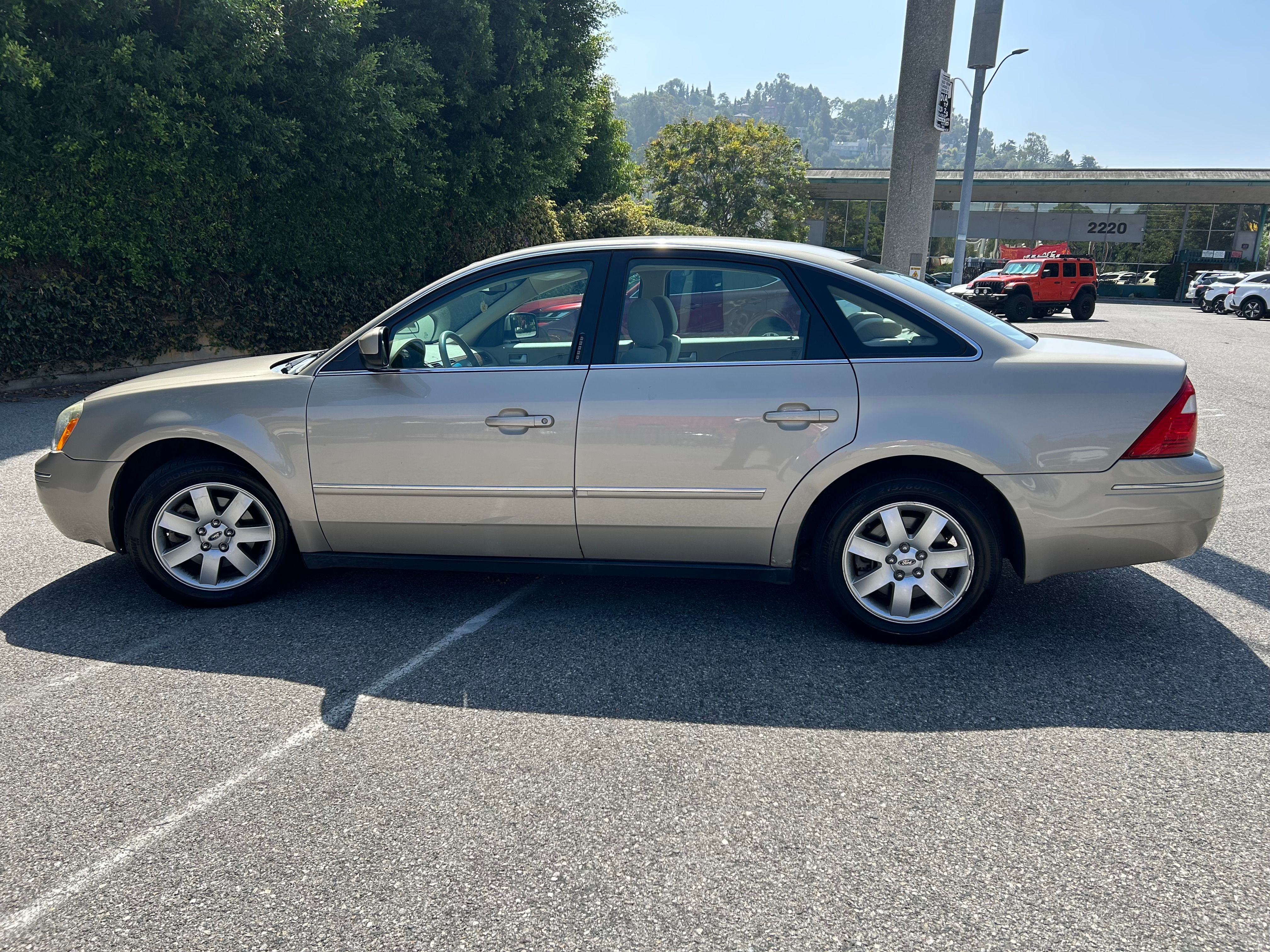 Used 2005 Ford Five Hundred SEL AWD/4WD image 2