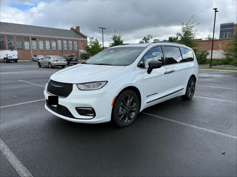 Used 2024 Chrysler Pacifica Touring-L w/ Uconnect Theater Family Group FWD image 2