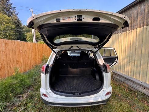 Used 2018 Toyota RAV4 XLE AWD/4WD image 6