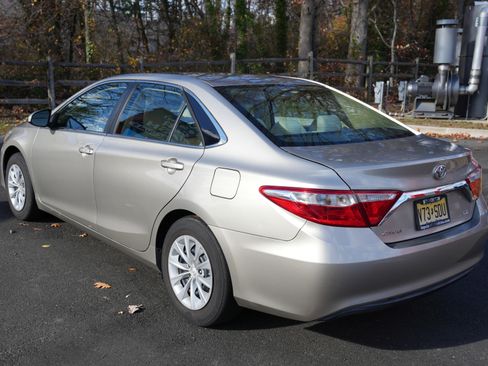 Used 2015 Toyota Camry LE image 9