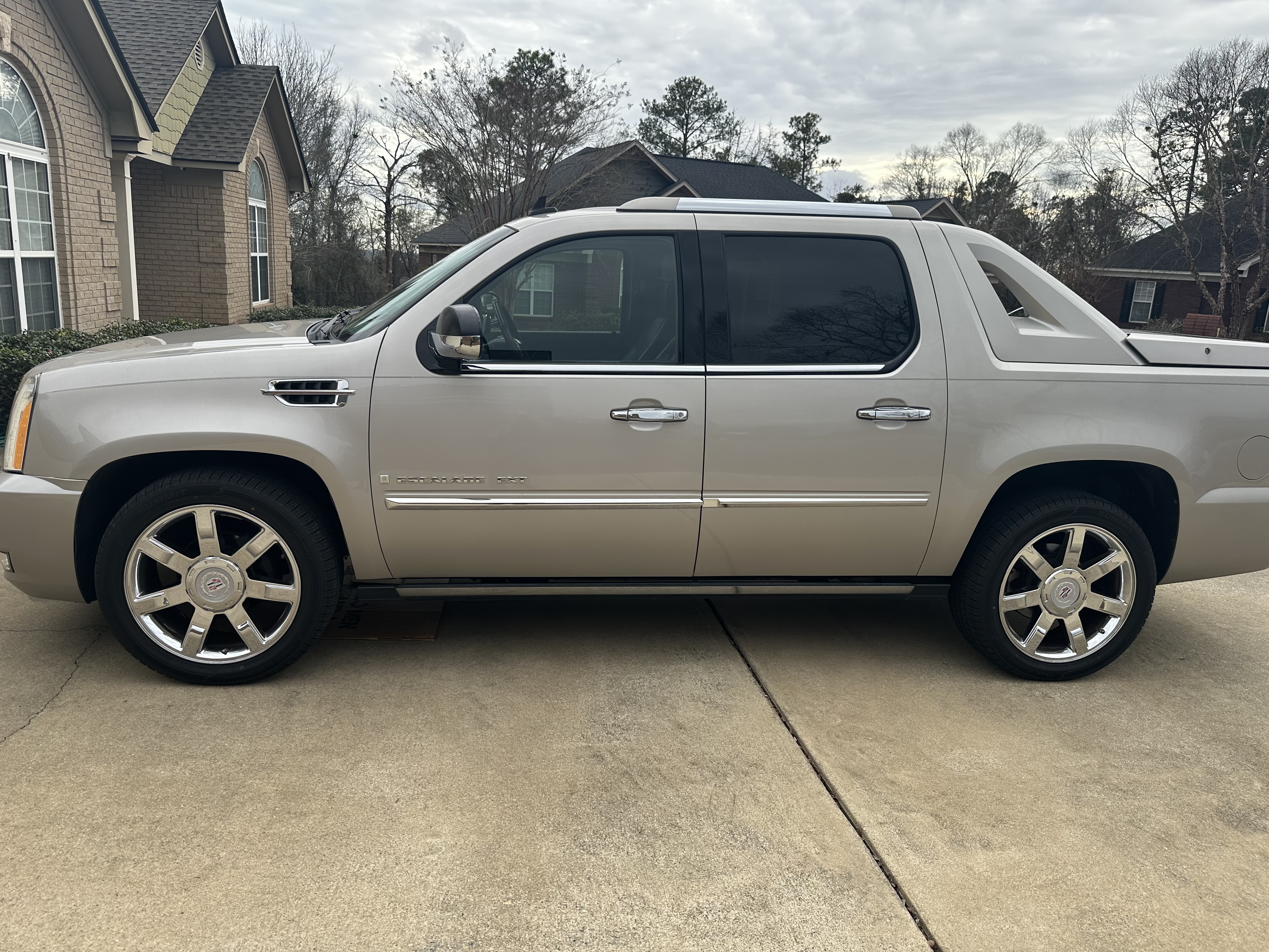 Used 2007 Cadillac Escalade EXT w/ Information Package AWD/4WD image 4