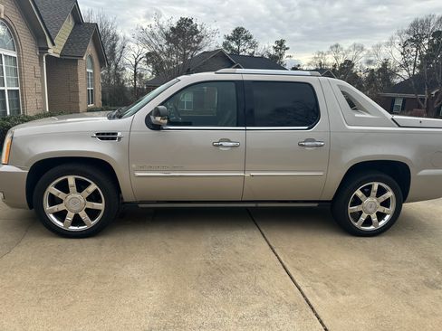 Used 2007 Cadillac Escalade EXT w/ Information Package image 4