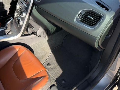 Used 2017 Volvo S60 T5 Inscription image 12