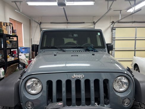 Used 2015 Jeep Wrangler Unlimited Rubicon w/ Connectivity Group AWD/4WD image 2
