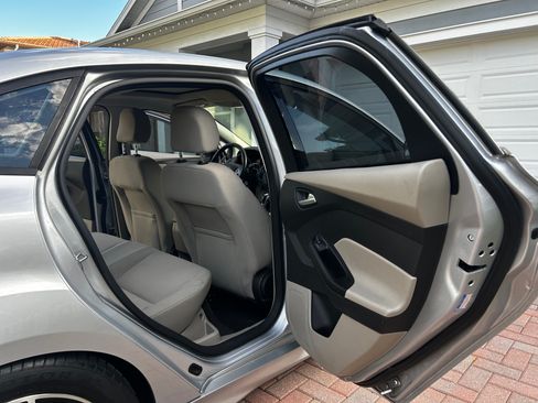 Used 2015 Ford Focus SE w/ SE Sport Package image 14