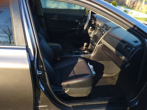 Used 2016 Toyota Camry SE image 12