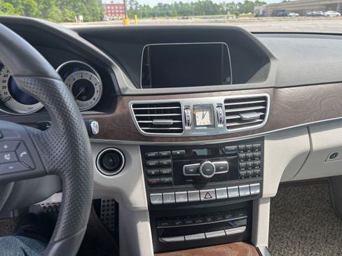 Used 2014 Mercedes-Benz E 550 4MATIC Sedan image 15