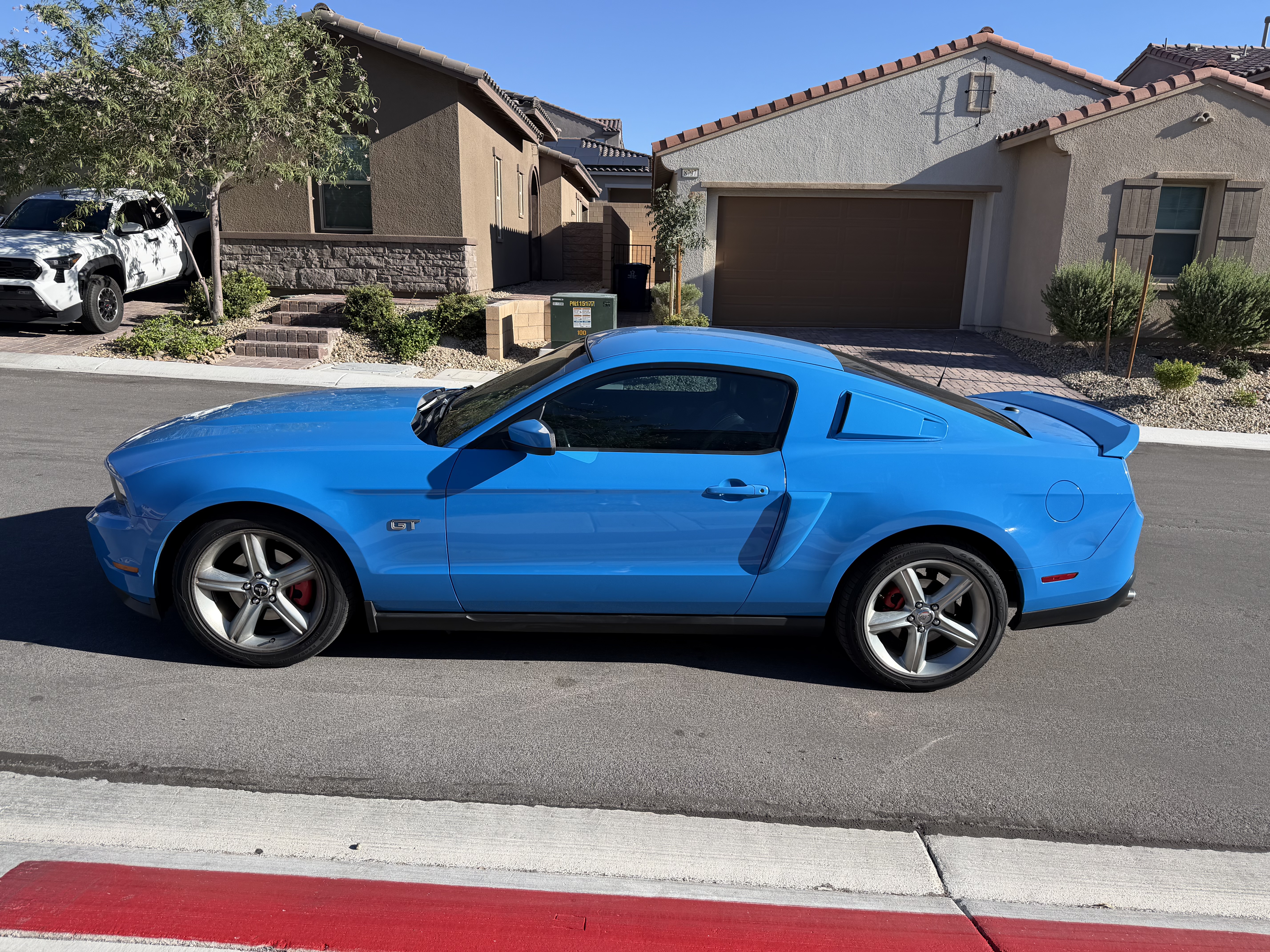 Used 2010 Ford Mustang GT RWD image 4