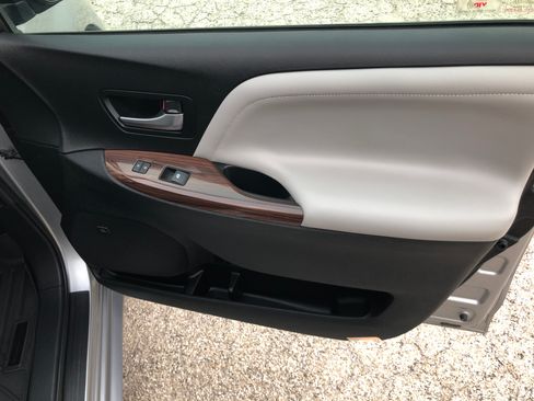 Used 2016 Toyota Sienna Limited Premium image 21