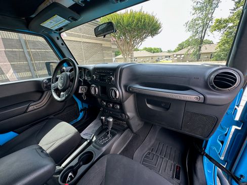 Used 2018 Jeep Wrangler Unlimited Sport w/ Connectivity Group image 13