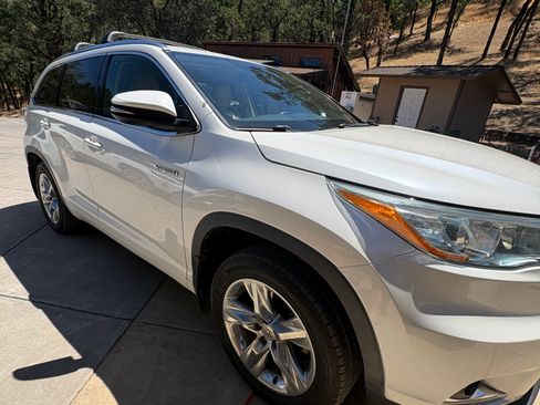 Used 2014 Toyota Highlander Limited w/ Driver Technology Package AWD/4WD image 1