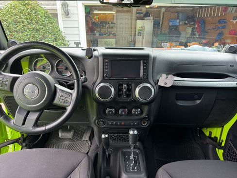 Used 2013 Jeep Wrangler Unlimited Rubicon w/ Connectivity Group AWD/4WD image 12