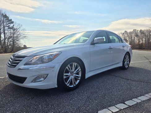 Used 2014 Hyundai Genesis 3.8 image 1