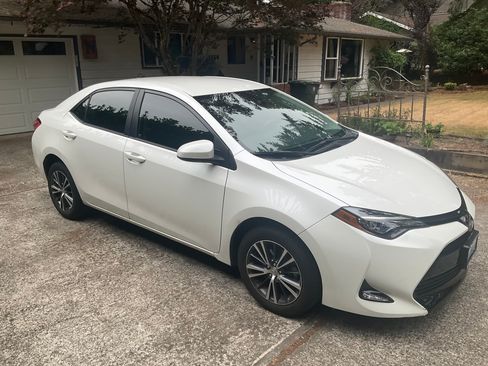 Used 2018 Toyota Corolla LE w/ LE Premium Package FWD image 5