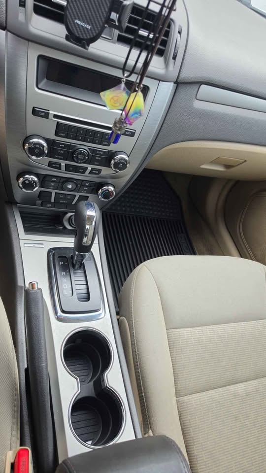 Used 2012 Ford Fusion SE FWD image 2
