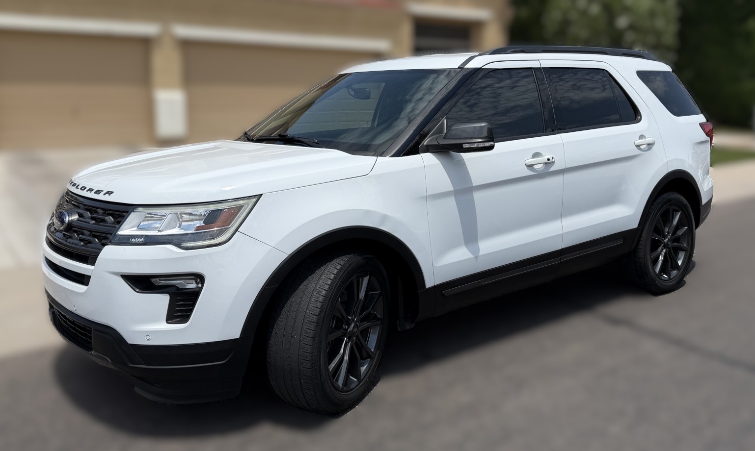 Used 2018 Ford Explorer XLT w/ Equipment Group 202A FWD image 2