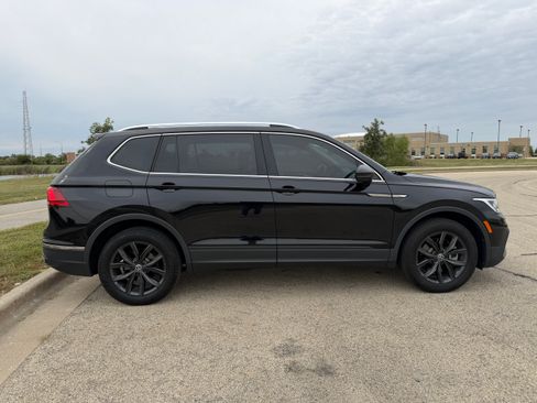 Used 2024 Volkswagen Tiguan SE w/ Panoramic Sunroof Package AWD/4WD image 8