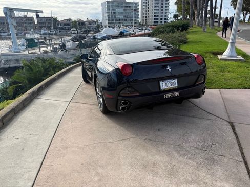Used 2013 Ferrari California image 25