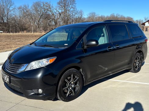 Used 2016 Toyota Sienna XLE image 1