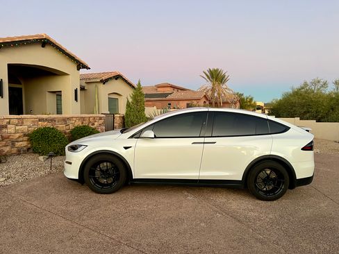 Used 2023 Tesla Model X image 1