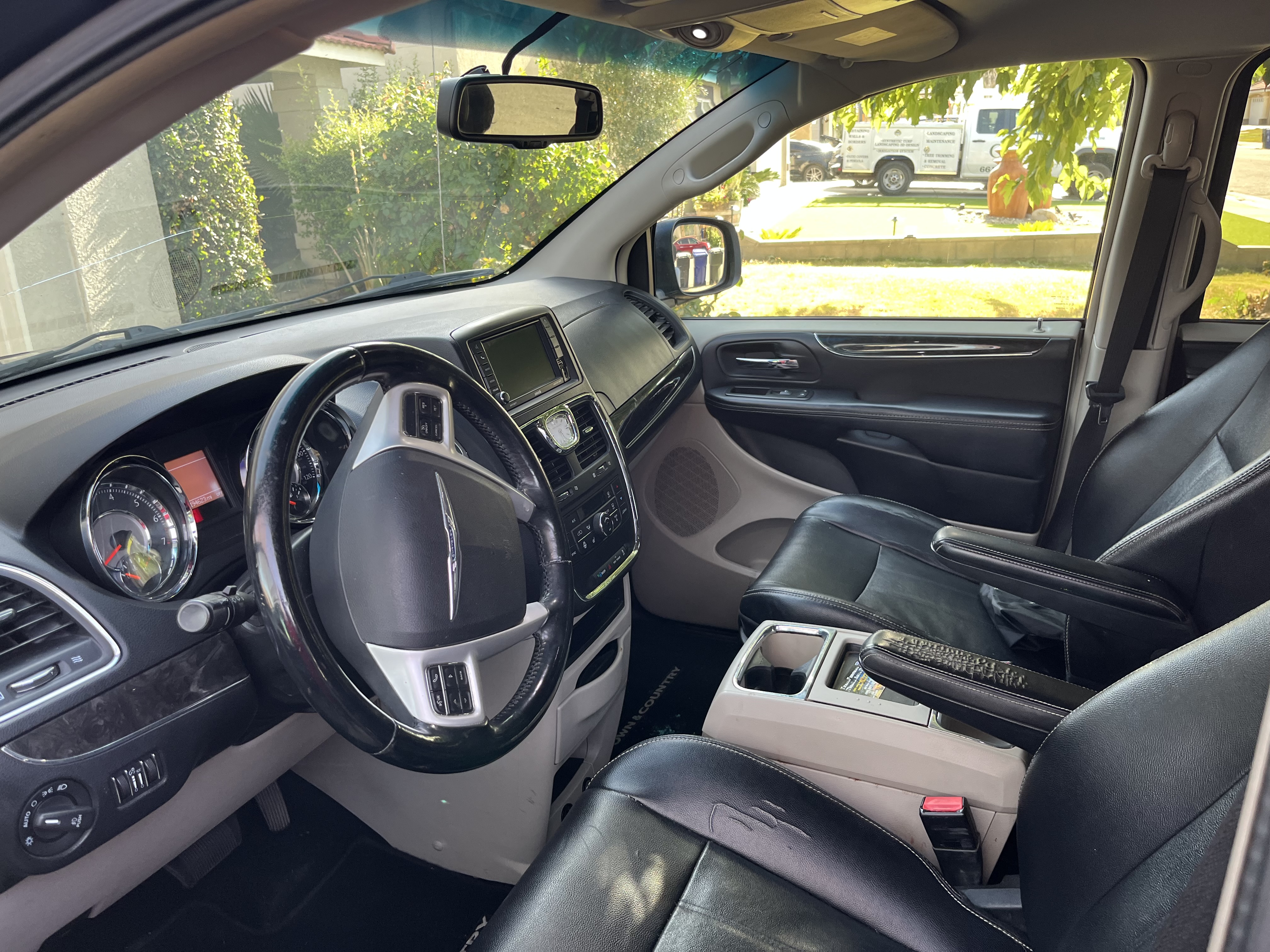 Used 2014 Chrysler Town & Country Touring FWD image 8