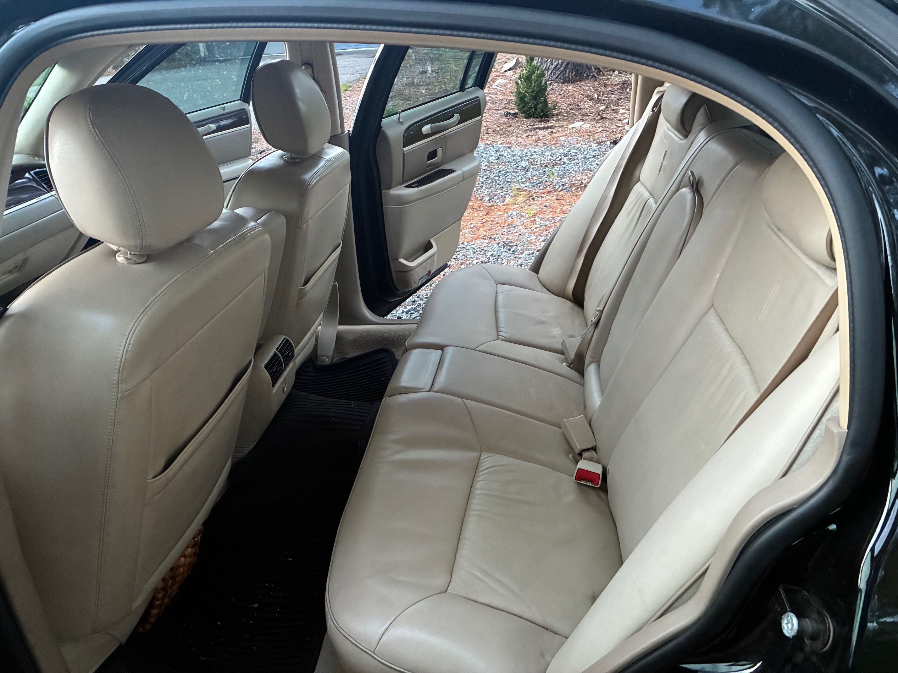 Used 2006 Lincoln Town Car Designer Series RWD image 22