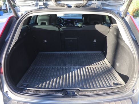 Used 2021 Volvo V60 T5 Momentum w/ Premium Package image 12