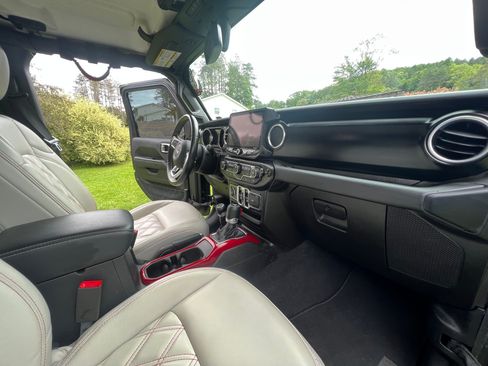 Used 2020 Jeep Wrangler Unlimited Sahara w/ Uconnect 4C Nav & Sound Group image 31