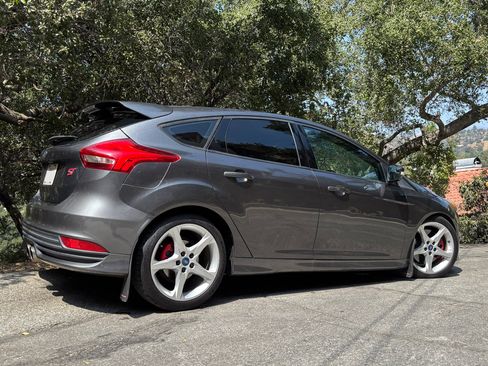 Used 2016 Ford Focus ST w/ Equipment Group 402A image 2