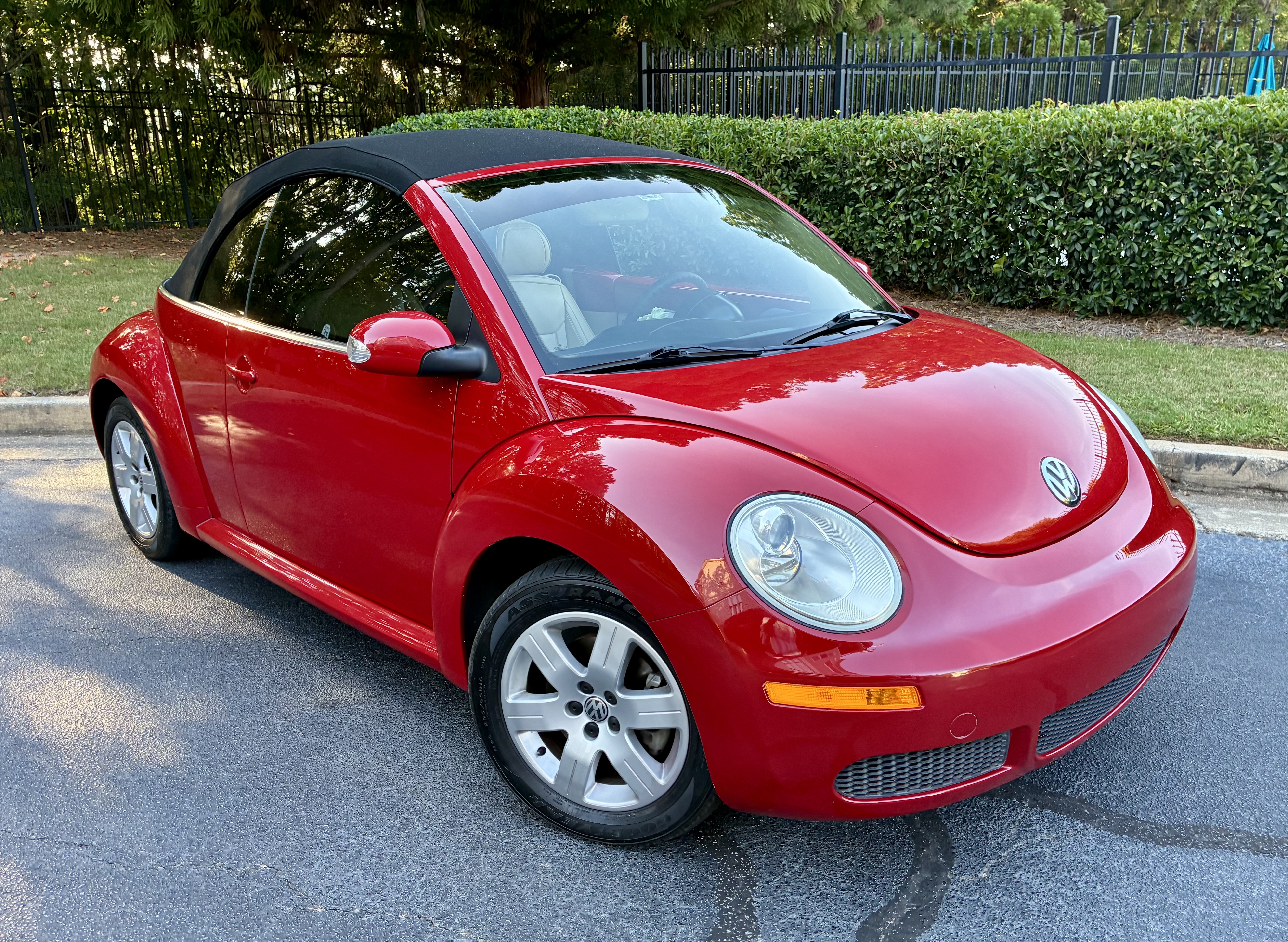 Used 2007 Volkswagen Beetle Convertible w/ Package 1 FWD image 2