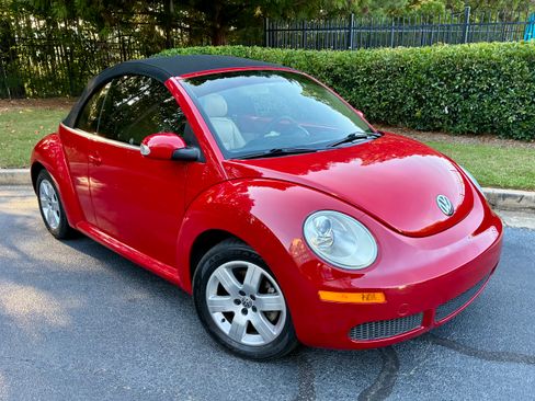 Used 2007 Volkswagen Beetle Convertible w/ Package 1 FWD image 2